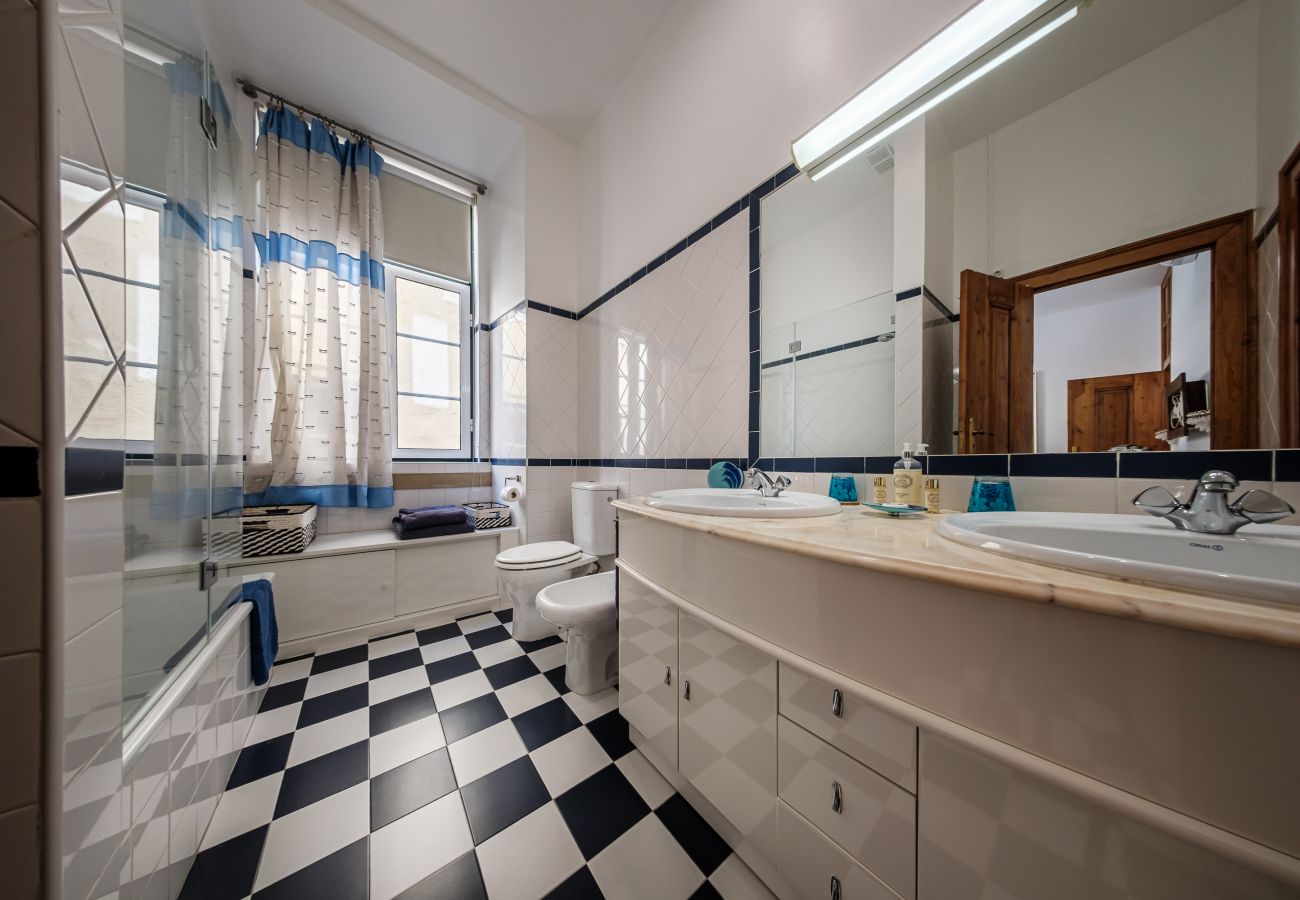 Apartment in Lisbon - Classic Family Friendly Central Apartment in Baixa