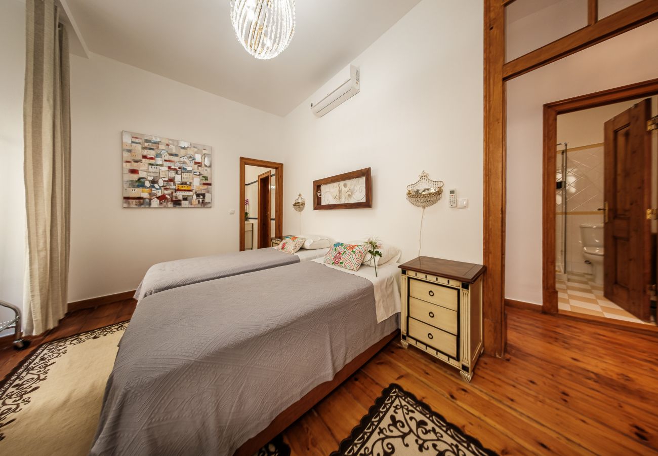 Apartment in Lisbon - Classic Family Friendly Central Apartment in Baixa