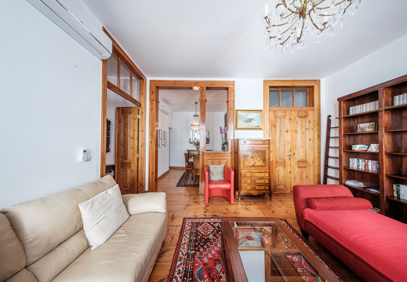 Apartment in Lisbon - Classic Family Friendly Central Apartment in Baixa