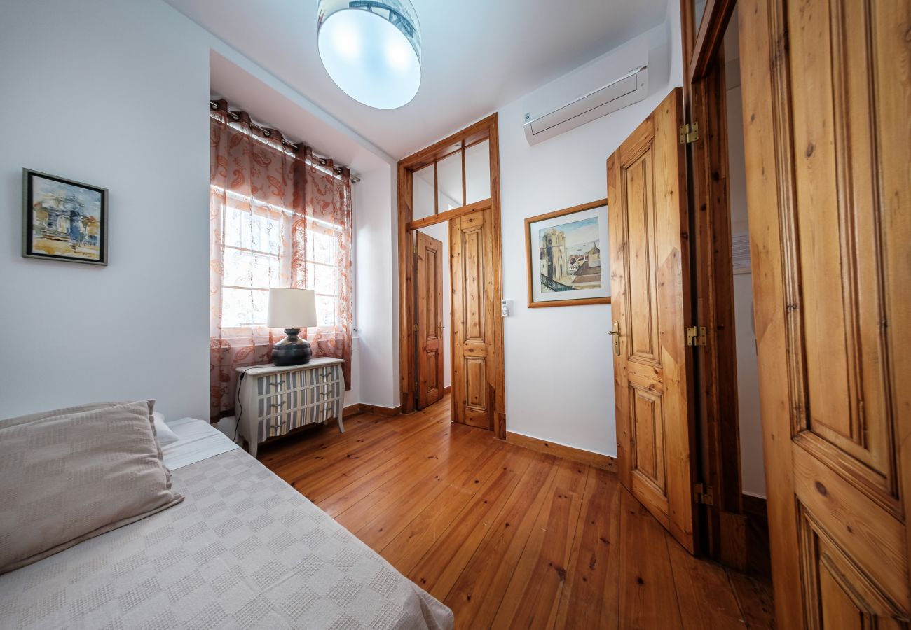 Apartment in Lisbon - Classic Family Friendly Central Apartment in Baixa