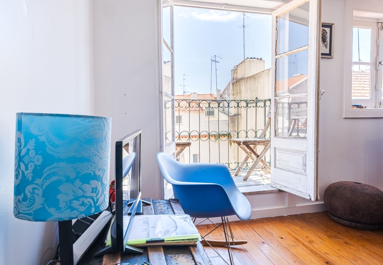 Apartment in Lisbon - Charming Apartment in Old Town with small Terrace